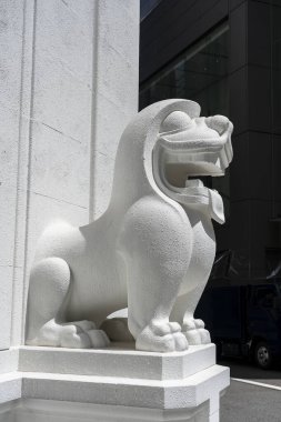 Singapur caddesindeki beyaz taş aslan heykeli. Yaklaş, açık hava.