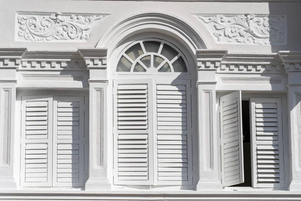 Ventana Con Persianas Madera Blanca Edificio Pared Singapur Cerca — Foto de Stock