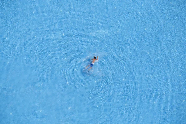 Νεαρός Κολυμπάει Στην Πισίνα Βλέπει Από Ψηλά Κολυμβητής Και Μπλε — Φωτογραφία Αρχείου