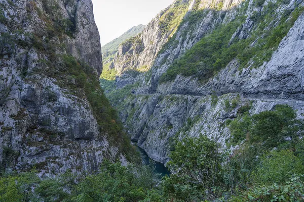 Widok Lotu Ptaka Kanion Rzeki Tara Duże Góry Drogi Samochodami — Zdjęcie stockowe