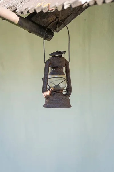 Una Vieja Linterna Queroseno Oxidada Colgando Fondo Blanco Casa Pared —  Fotos de Stock