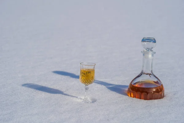 Hemgjord Frukt Tinktur Glasflaska Och Ett Vin Kristallglas Snö Och — Stockfoto