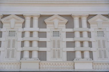 Singapur 'daki duvar binasında beyaz ahşap panjurlu pencere, kapat.