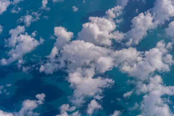 Πετώντας Πάνω Από Και Πάνω Από Σύννεφα Στην Επικράτεια Της — Φωτογραφία Αρχείου