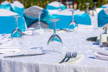 Restoranda çatal, bıçak, şarap kadehi ve peçeteyle nefis bir masa. Akşam yemeği için gümüş çatal bıçak ve peçetelerle güzel bir yemek masası, Türkiye, kapat.