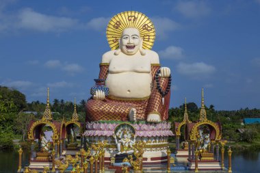 Buda adası Koh Samui, Tayland tarihinde servet heykelinin gülümseyen