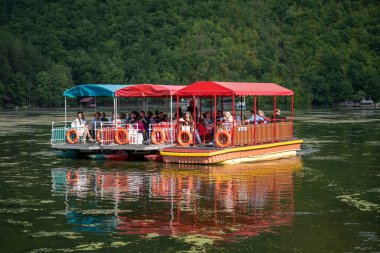 Medjuvrsje Gölü, Sırbistan - Eylül 05, 2021: Avrupalı turistler Sırbistan, Avrupa 'daki Medjuvrsje gölünde kıyı boyunca seyahat ediyorlar