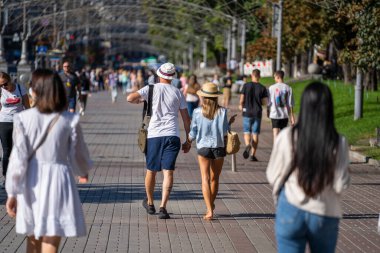 Kiev, Ukrayna - 15 Ağustos 2020: Khreschatyc caddesinde yürüyen insanlar. Khreshchatyk Ukrayna 'nın başkenti Kyiv' in ana caddesidir.