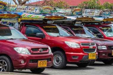 Koh Samui, Tayland - 18 Nisan 2016: Koh Samui 'deki Nathon iskelesinden Songthaew kamyonet. Tayland 'da belirli güzergahları olan şarkılar halka açık taksiler olarak kullanılır.