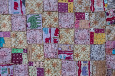 Hindistan 'ın arka planındaki renkli halının detaylarını anlat. Kapat.