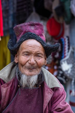 Leh, Hindistan - 24 Haziran 2015: Kuzey Hindistan 'daki Leh, Ladakh bölgesindeki dağ köyünde fakir yaşlı bir adam. Yoksulluk Hindistan 'da büyük bir sorundur.