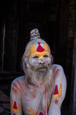 Kathmandu, Nepal - 25 Ekim 2016: Yaşlı Sadhu Guru adam Katmandu, Nepal 'de sokakta bir resim için poz veriyor