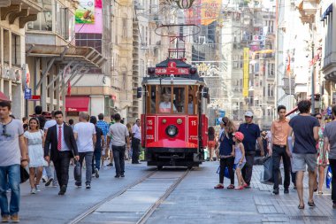 İstanbul, Türkiye - 7 Temmuz 2014: İstanbul, Türkiye 'nin merkezinde bulunan istiklal Bulvarı' nda bulunan Taksim Tüneli Nostalji Tramvayı durağan sokak boyunca yürüyor