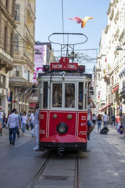 İstanbul, Türkiye - 7 Temmuz 2014: İstanbul, Türkiye 'nin merkezinde bulunan istiklal Bulvarı' nda bulunan Taksim Tüneli Nostalji Tramvayı durağan sokak boyunca yürüyor