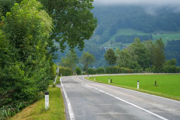Route Asphaltée Courbe Dans Les Hautes Terres Près Village Alpin — Photo