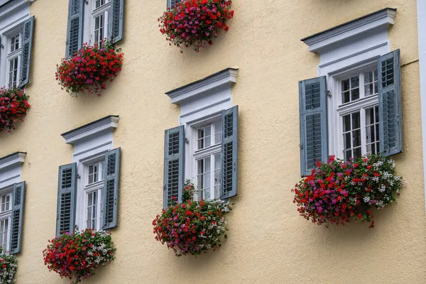 Beige Putzfassade Eines Berghauses Und Fenster Mit Bunten Blumen Österreich — Stockfoto