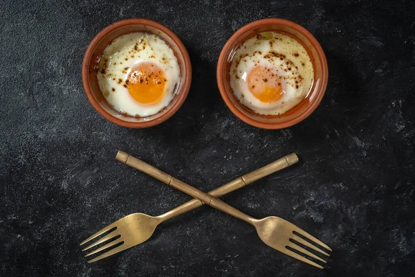 Deux Œufs Frits Dans Plat Rond Céramique Forme Yeux Petits — Photo