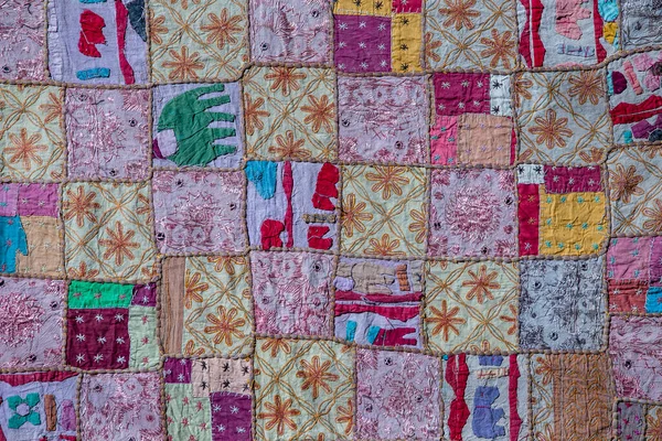 Dettaglio Vecchio Tappeto Patchwork Colorato Sullo Sfondo India Vicino — Foto Stock