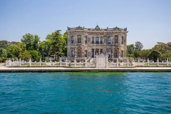 Istanbul Turkey July 2015 Beautiful Palace Hotel Sea Water Golden — Stock Photo, Image