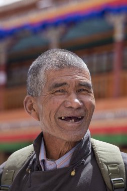 Ladakh, Hindistan - 27 Haziran 2015: Ladakh, Kuzey Hindistan 'da düzenlenen Hemis Festivali' nde mutlu Tibet Budist yaşlı adam