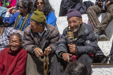 Ladakh, Hindistan - 27 Haziran 2015: Hemis Festivali 'nde Tibet Budist halkı ve turist, Ladakh, Kuzey Hindistan' da kötülüğe karşı kazanılan zaferi kutluyor.