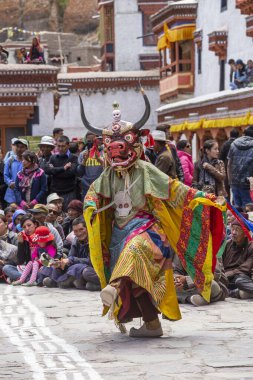 Ladakh, Hindistan - 27 Haziran 2015: Cham Hemis Festivali, Kuzey Hindistan 'ın Ladakh şehrinde kötülüğe karşı kazanılan zaferi kutlayan maskeli danstır. Tibetli adam dans ediyor.