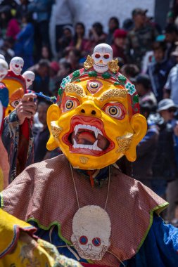 Ladakh, Hindistan - 27 Haziran 2015: Cham Hemis Festivali, Kuzey Hindistan 'ın Ladakh şehrinde kötülüğe karşı kazanılan zaferi kutlayan maskeli danstır. Tibetli adam dans ediyor.