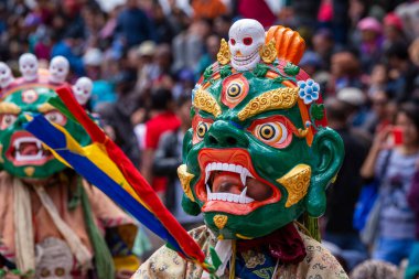 Ladakh, Hindistan - 27 Haziran 2015: Cham Hemis Festivali, Kuzey Hindistan 'ın Ladakh şehrinde kötülüğe karşı kazanılan zaferi kutlayan maskeli danstır. Tibetli adam dans ediyor.