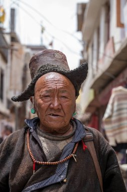 Ladakh, Leh, Hindistan - 29 Haziran 2015: Tibetli Budist yaşlı adam Ladakh, Kuzey Hindistan sokaklarında