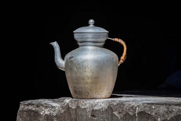 Chaleira Tibetana Artesanal Velha Fundo Preto Perto Índia Ladakh — Fotografia de Stock