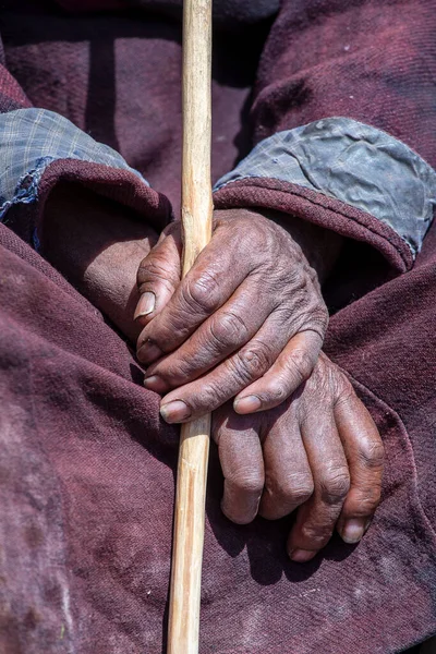 Старый Тибетский Мужчина Палкой Ламаюру Гомпа Ладакх Индия Закрыть — стоковое фото