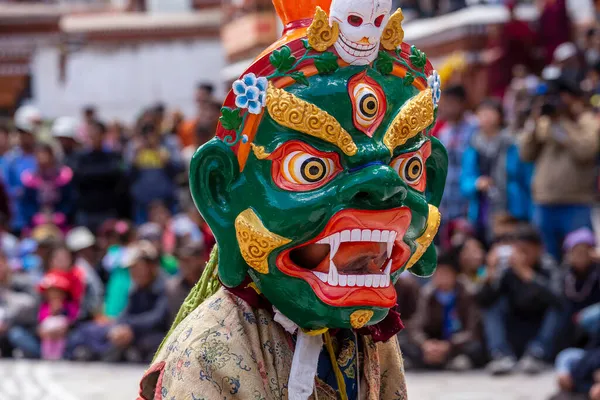 哈密斯节的占卜舞 Cham Dance Hemis Festival 是印度北部拉达克 Ladakh 由喇嘛表演的一种蒙面舞 庆祝战胜邪恶的胜利 表演舞蹈的藏人 — 图库照片