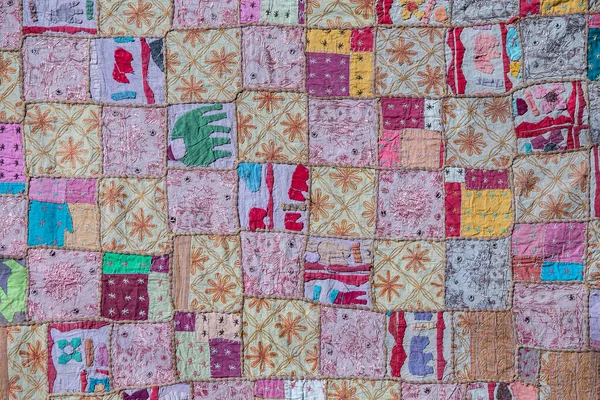 在印度的背景上 精致的彩色拼凑地毯 靠近点 — 图库照片