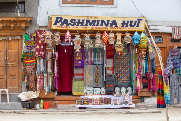 Ladakh Leh Índia Junho 2015 Vista Frontal Roupas Loja Tibetanas — Fotografia de Stock