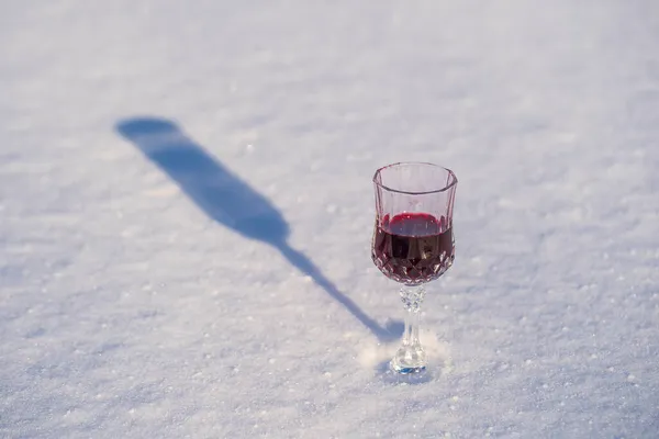 Hausgemachte Tinktur Aus Roter Kirsche Einem Weinkristallglas Auf Schneeweißem Hintergrund — Stockfoto