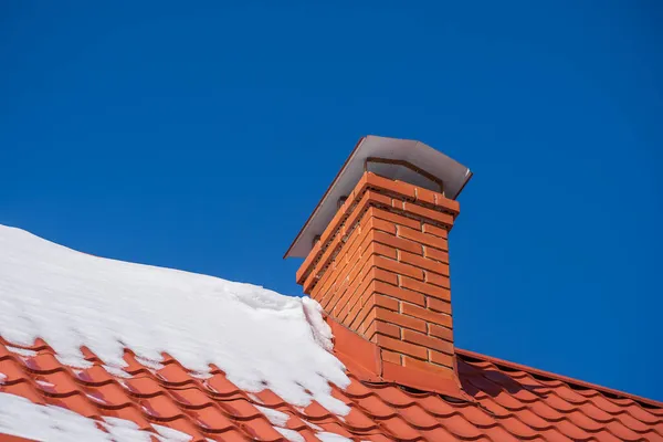 Červená Střecha Samostatného Domu Komína Sníh Proti Modré Obloze Zimě — Stock fotografie