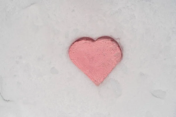 Forma Coração Rosa Uma Neve Branca Fresca Inverno Perto Símbolo — Fotografia de Stock