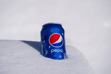 Kyiv, Ukrayna - 14 Ocak 2021: Kar ve beyaz arka planda Pepsi kola kutusu