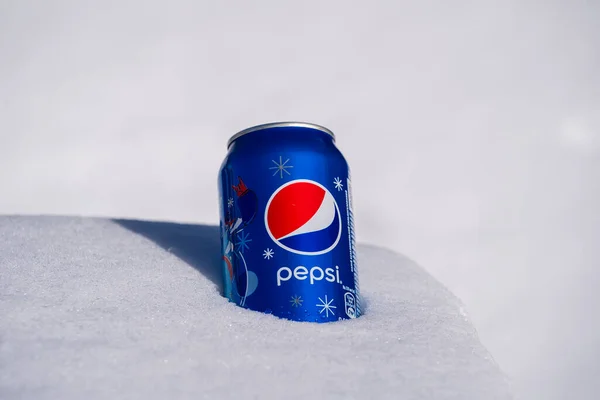 Kiev Oekraïne Januari 2021 Blik Pepsi Cola Een Bed Van — Stockfoto