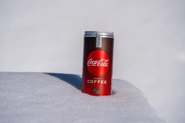 Kiev Oekraïne Januari 2021 Blik Coca Cola Koffie Een Bed — Stockfoto