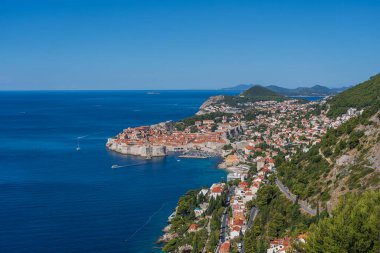 Hırvatistan 'ın eski Dubrovnik kasabası, mavi deniz ve dağlarının hava manzarası. Adriyatik Denizi 'nin Dalmaçya kıyıları, Avrupa. Seyahat ve doğa kavramı