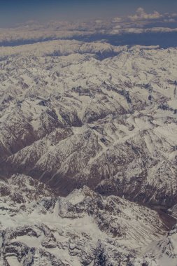 Havadan izleme dağ. Uçak penceresinden görüntüleyin. Afganistan'daki Hindikuş dağ sistemi. Üstten görünüm