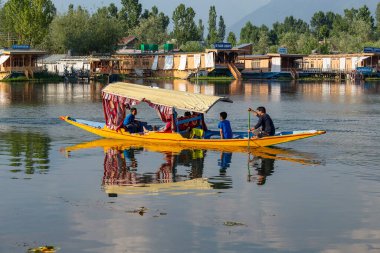 Srinagar, Hindistan - Temmuz 02, 2015: Dal Gölü 'nde yaşam tarzı, Hindistan' ın Srinagar, Jammu ve Kashmir eyaletlerinde küçük bir taşımacılık teknesi olan Shikara 'yı kullanıyor.