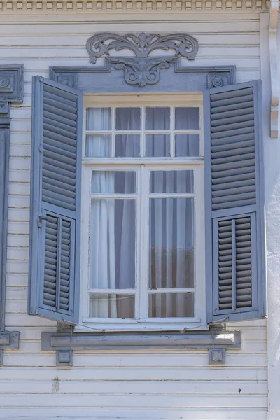 Ventana Con Persianas Madera Edificio Pared Blanca Turquía Cerca —  Fotos de Stock