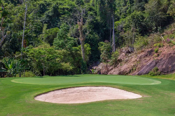 Kilátás Golfpálya Gyönyörű Zöld Mező Gyönyörű Táj Közelében Trópusi Erdő — Stock Fotó