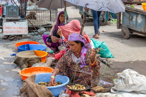 Srinagar India Juli 2015 Indiase Vrouw Werkt Vismarkt Srinagar Jammu — Stockfoto