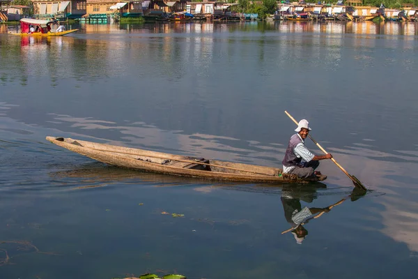 2015年7月3日インド スリナガル州 2015年7月3日 インド スリナガル湖 ジャンム湖 カシミール州の交通機関には 地元の人々がシカラという小さなボートを使用しています ボートの上のインディアンの男 — ストック写真