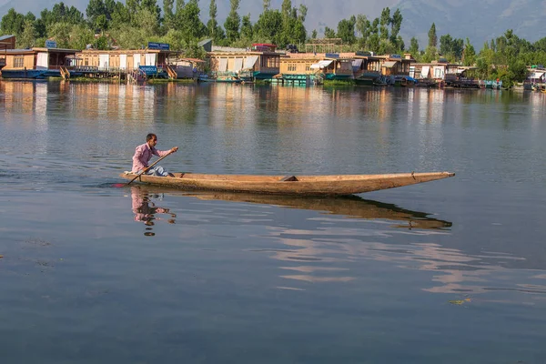 2015年7月3日インド スリナガル州 2015年7月3日 インド スリナガル湖 ジャンム湖 カシミール州の交通機関には 地元の人々がシカラという小さなボートを使用しています ボートの上のインディアンの男 — ストック写真