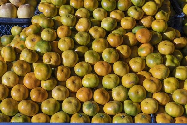 Gıda sokağı pazarında renkli, sulu mandalinalar grubu.
