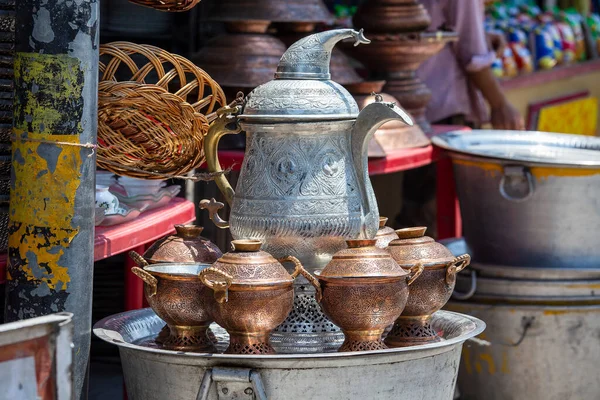 Handgefertigter Wasserkocher Aus Metall Zum Verkauf Auf Dem Lokalen Straßenmarkt — Stockfoto